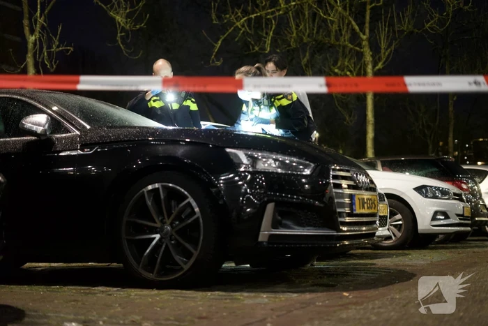 Plaats delict ingericht na explosie in geparkeerde auto