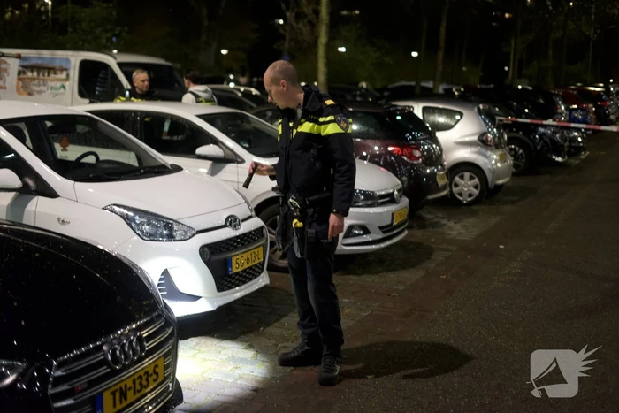 Plaats delict ingericht na explosie in geparkeerde auto