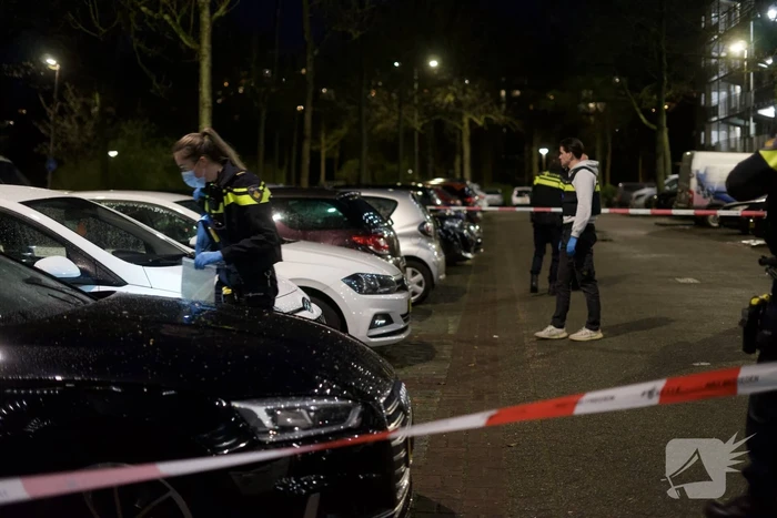 Plaats delict ingericht na explosie in geparkeerde auto