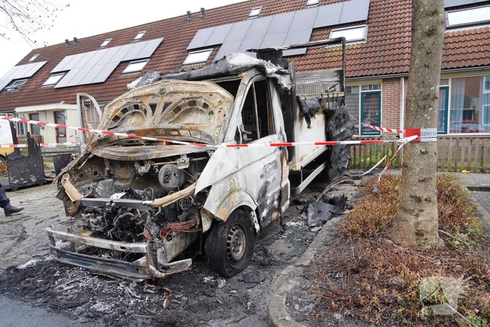 Vrachtwagen met wasmachines uitgebrand