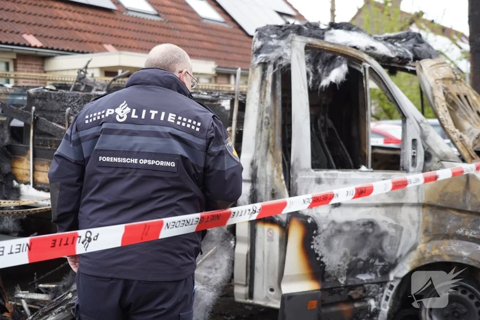 Vrachtwagen met wasmachines uitgebrand