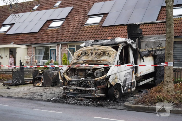 Vrachtwagen met wasmachines uitgebrand