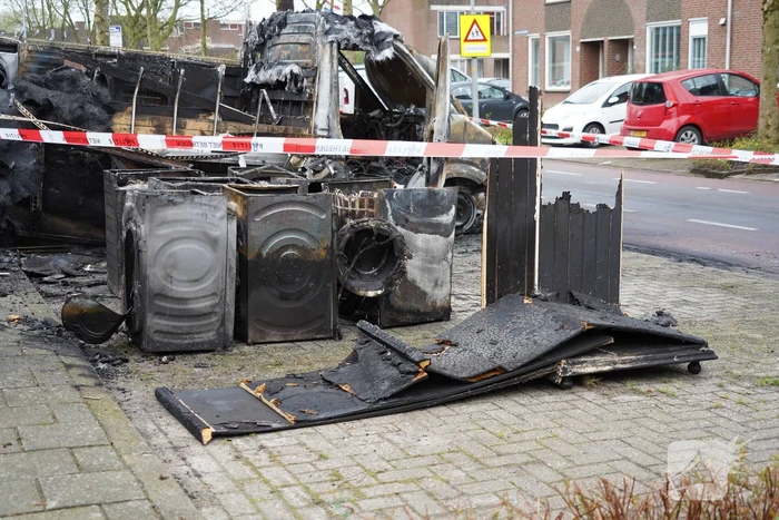 Vrachtwagen met wasmachines uitgebrand
