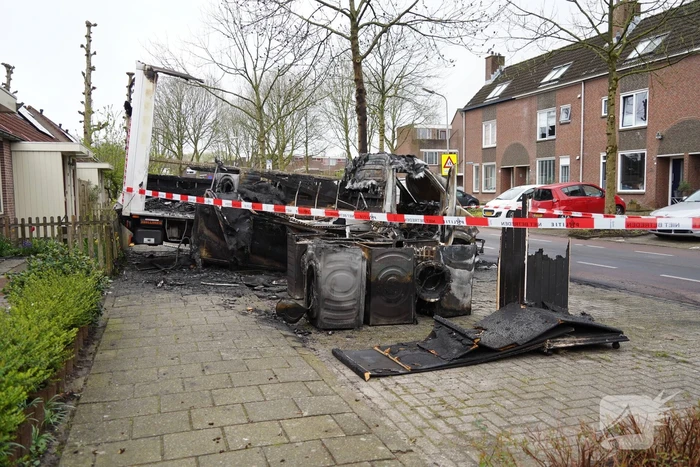 Vrachtwagen met wasmachines uitgebrand