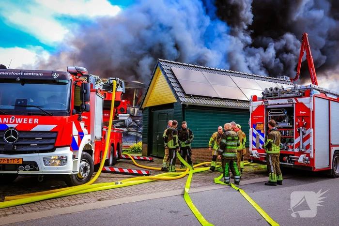 Zeer grote brand in bedijfsverzamelgebouw