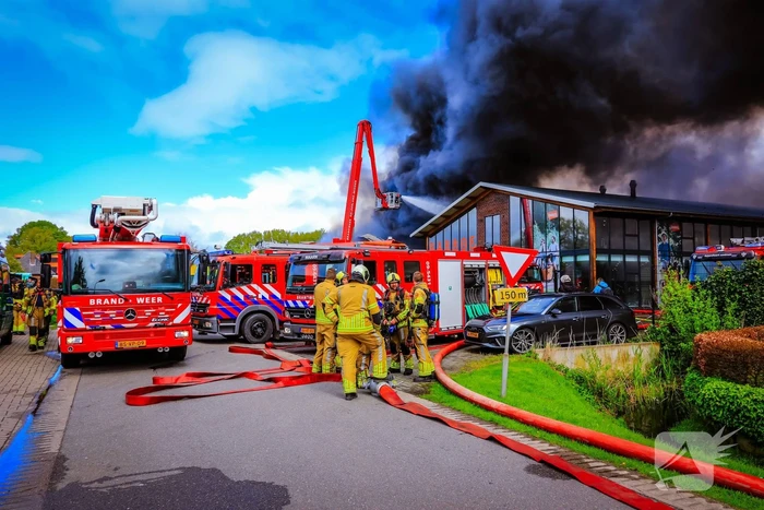 Zeer grote brand in bedijfsverzamelgebouw