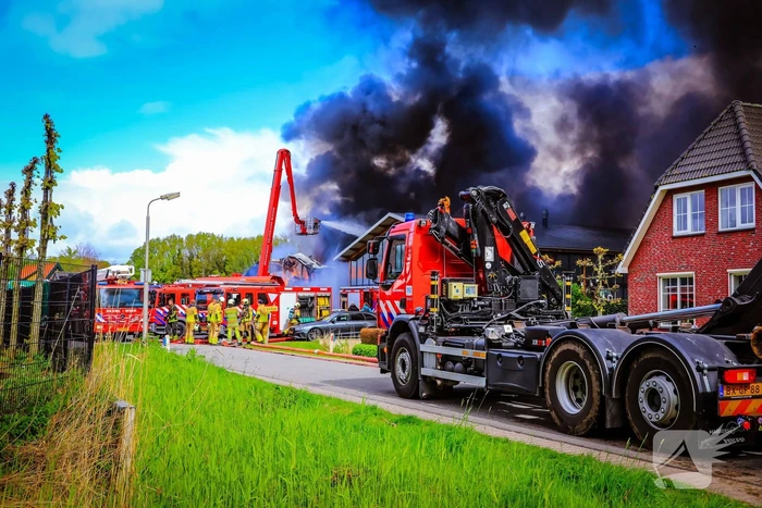 Zeer grote brand in bedijfsverzamelgebouw