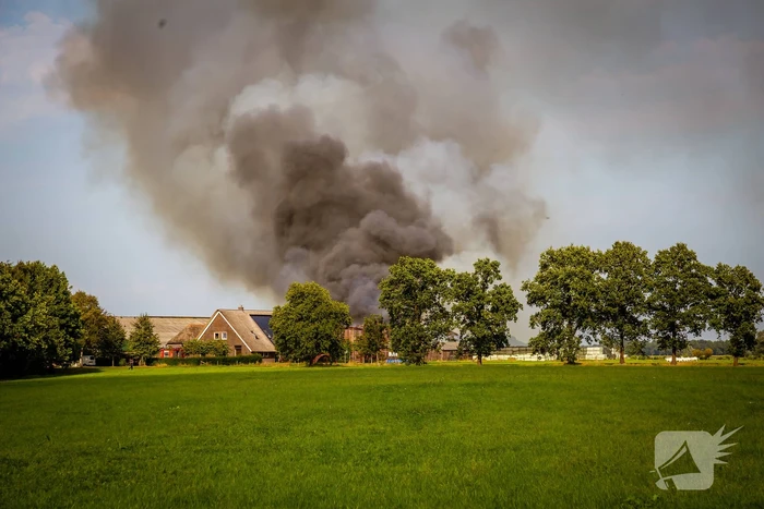 Forse rookontwikkeling bij brand in boerderij