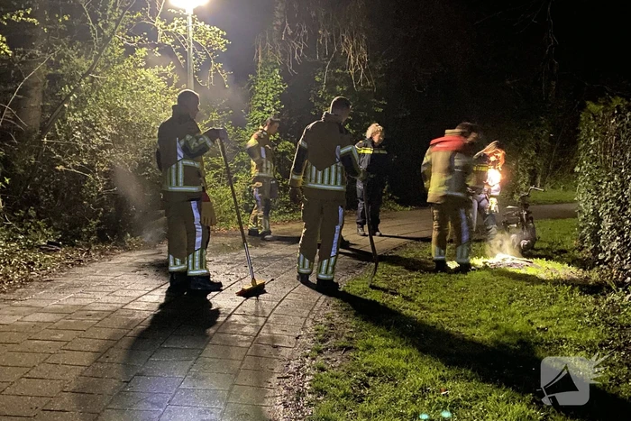 Scooter brandt volledig uit in woonwijk