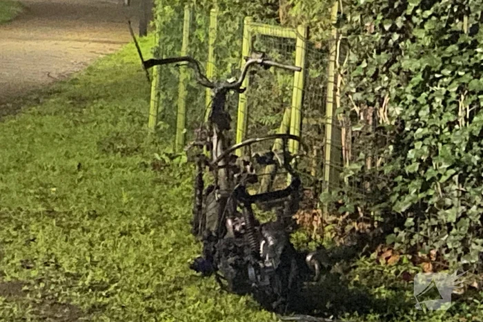 Scooter brandt volledig uit in woonwijk