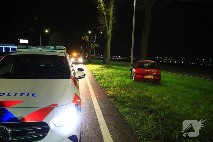 Auto klapt tegen boom