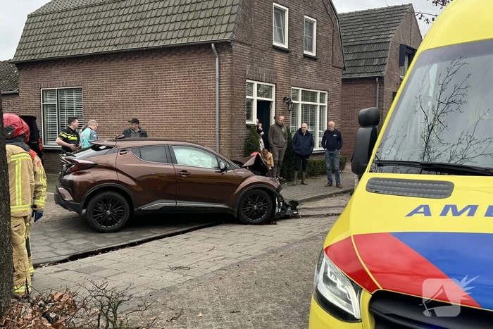 Ravage nadat automobilist steiger, auto en boom ramt