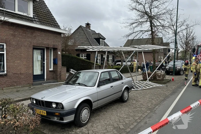 Ravage nadat automobilist steiger, auto en boom ramt