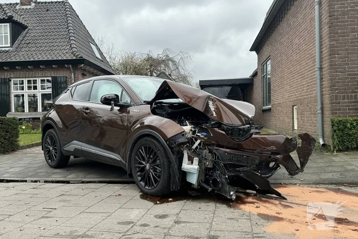 Ravage nadat automobilist steiger, auto en boom ramt