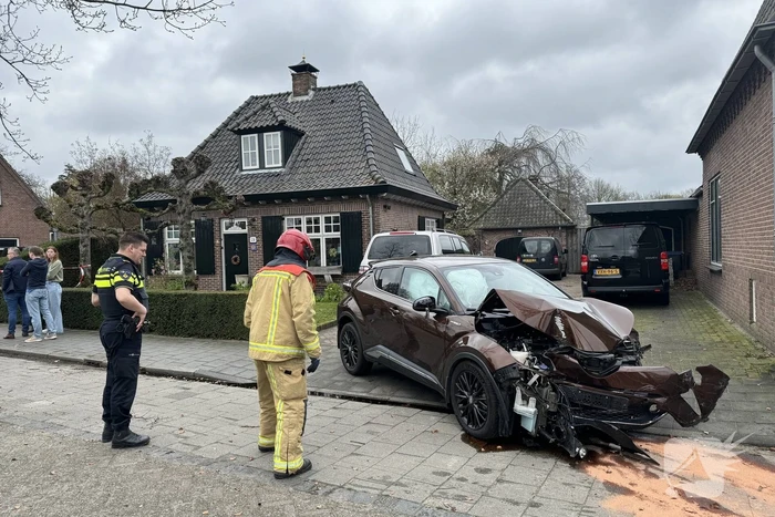 Ravage nadat automobilist steiger, auto en boom ramt