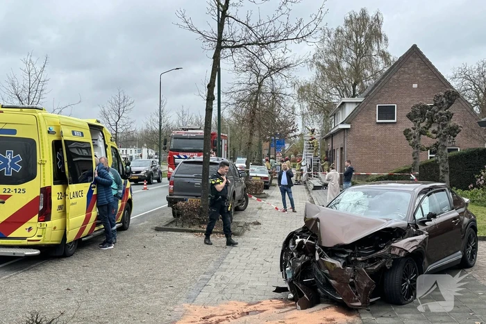 Ravage nadat automobilist steiger, auto en boom ramt