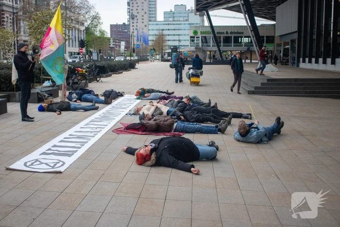 Klimaatactie door actievoerders van XR