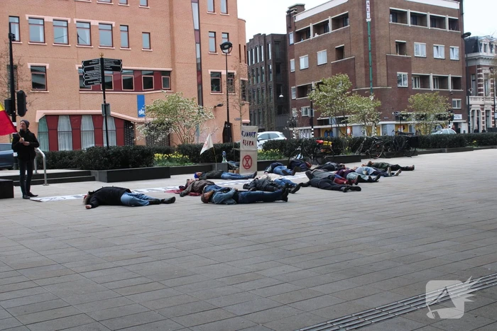 Klimaatactie door actievoerders van XR