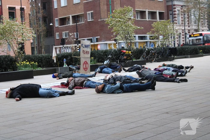 Klimaatactie door actievoerders van XR