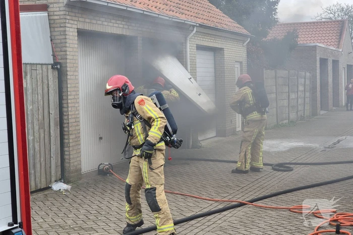 Acculader veroorzaakt kortsluiting en brand in garagebox