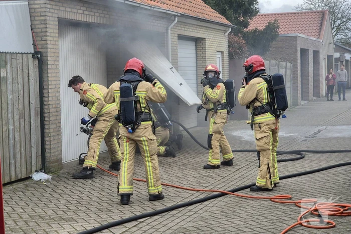 Acculader veroorzaakt kortsluiting en brand in garagebox