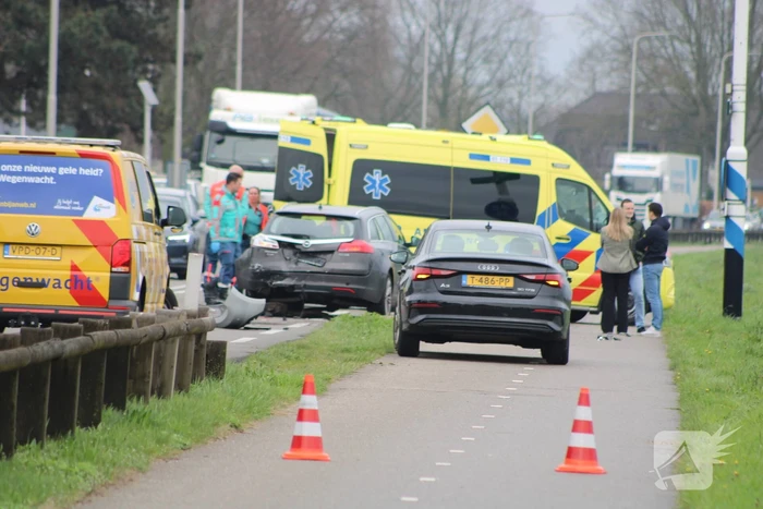 Meerdere auto's beschadigd bij kop-staartbotsing
