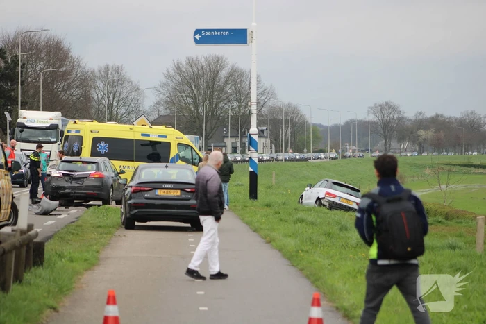 Meerdere auto's beschadigd bij kop-staartbotsing