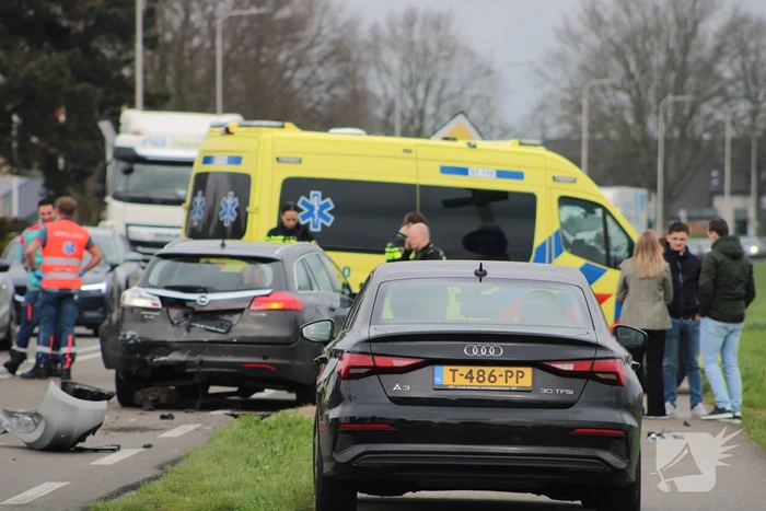 Meerdere auto's beschadigd bij kop-staartbotsing