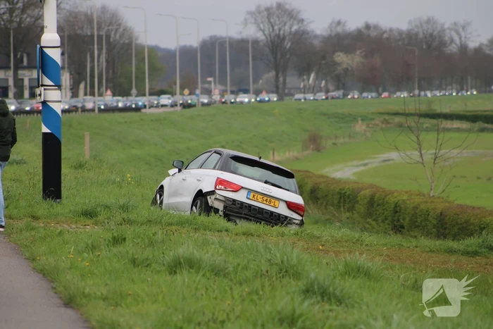 Meerdere auto's beschadigd bij kop-staartbotsing