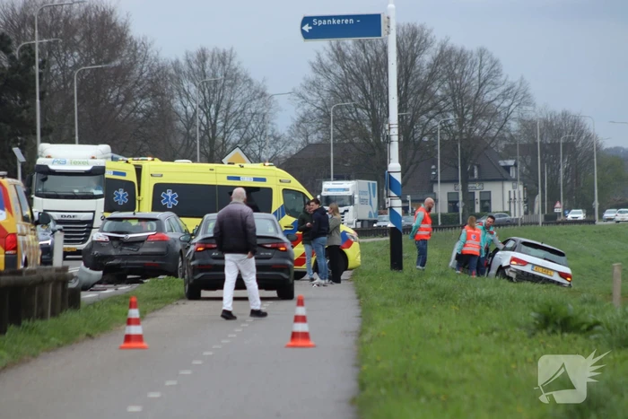Meerdere auto's beschadigd bij kop-staartbotsing