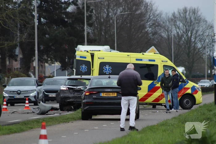 Meerdere auto's beschadigd bij kop-staartbotsing
