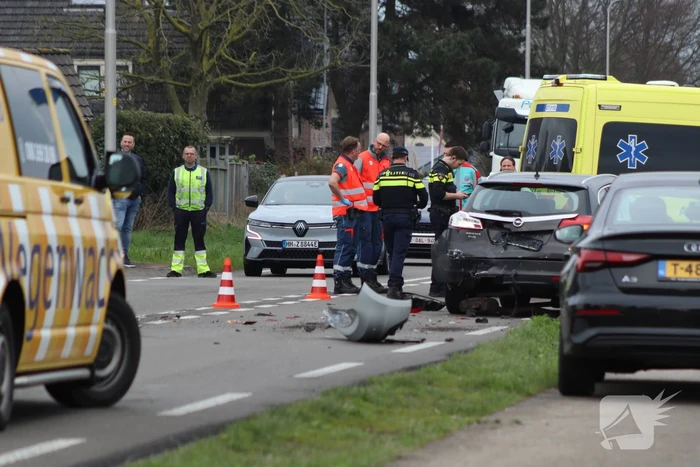 Meerdere auto's beschadigd bij kop-staartbotsing