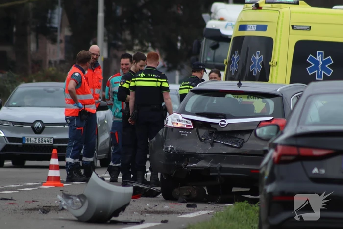 Meerdere auto's beschadigd bij kop-staartbotsing