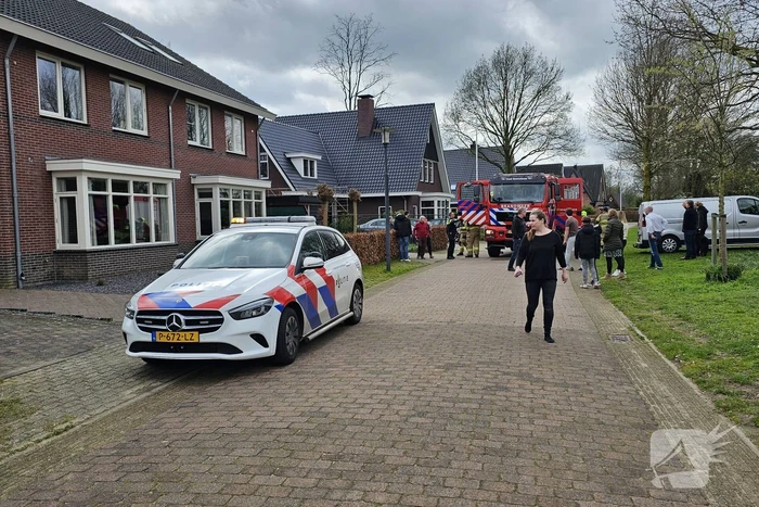 Bewoners starten blussing van brand onder carport