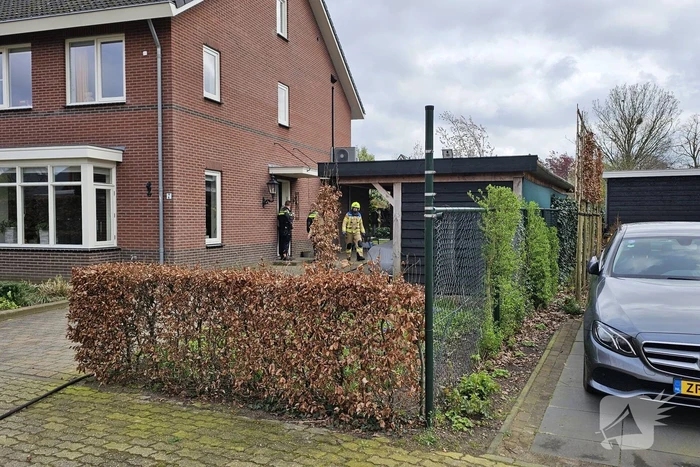 Bewoners starten blussing van brand onder carport