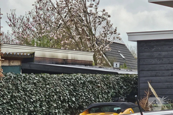 Bewoners starten blussing van brand onder carport