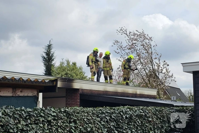 Bewoners starten blussing van brand onder carport