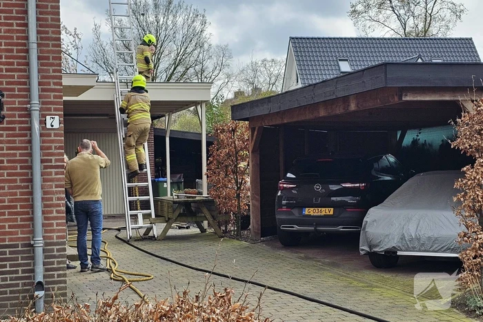 Bewoners starten blussing van brand onder carport