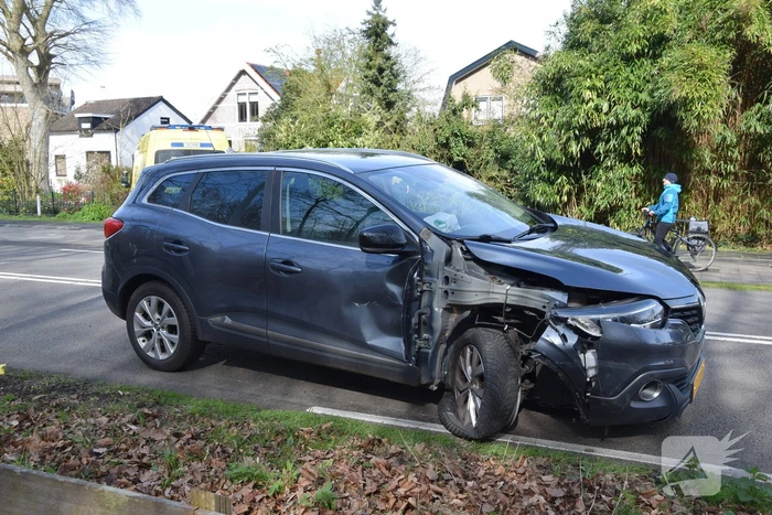Flinke aanrijding tussen drie auto's