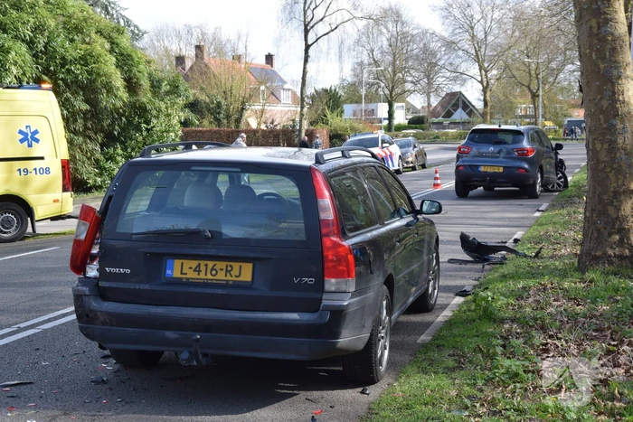 Flinke aanrijding tussen drie auto's