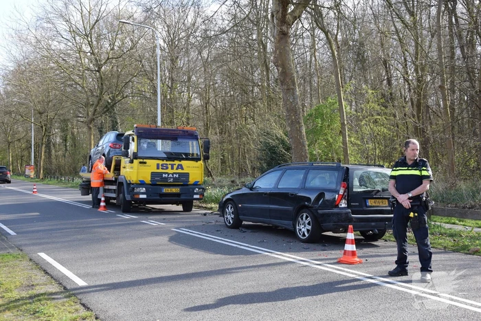 Flinke aanrijding tussen drie auto's