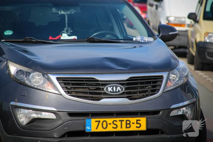 Fietser en automobilist in botsing