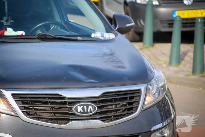 Fietser en automobilist in botsing