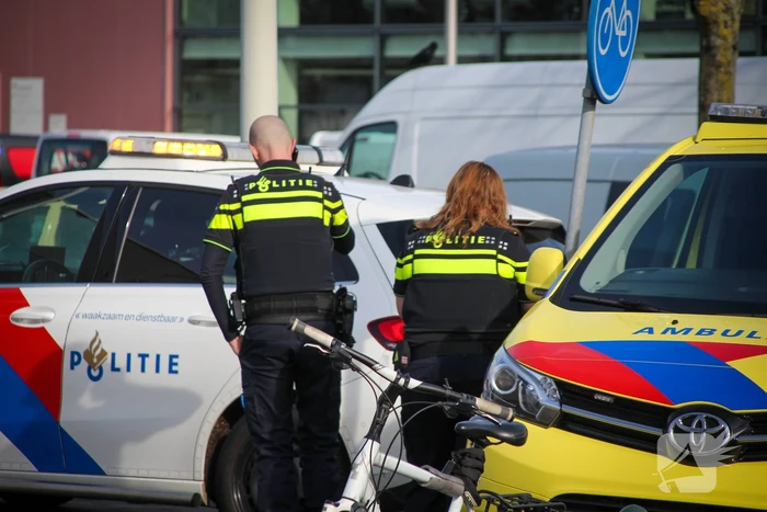 Fietser en automobilist in botsing