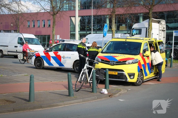 Fietser en automobilist in botsing