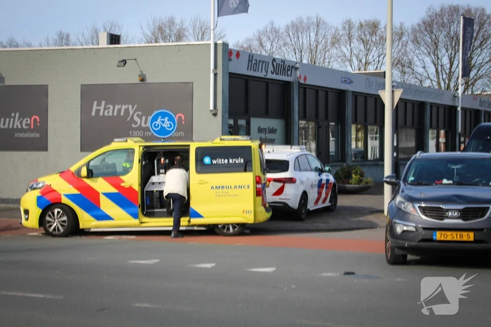 Fietser en automobilist in botsing