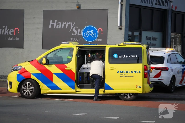 Fietser en automobilist in botsing