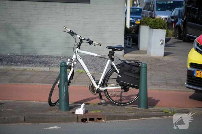 Fietser en automobilist in botsing