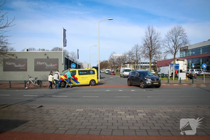 Fietser en automobilist in botsing