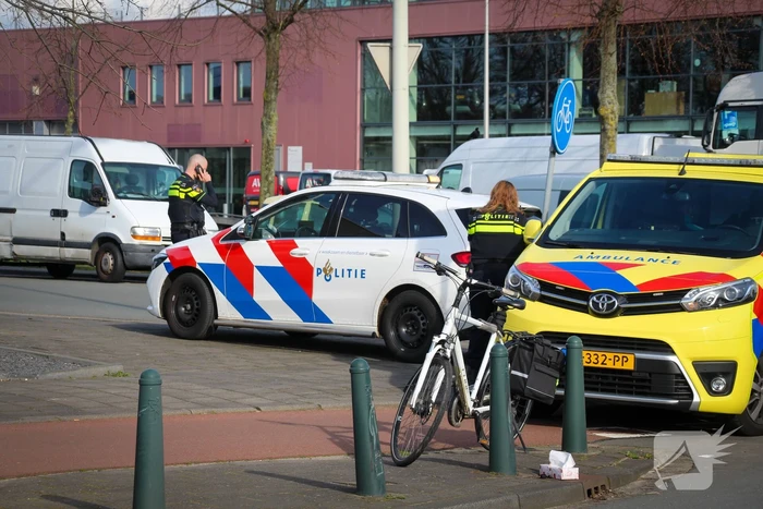 Fietser en automobilist in botsing